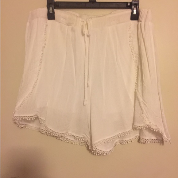 Cute white outfit with shorts - Picture 3 of 4